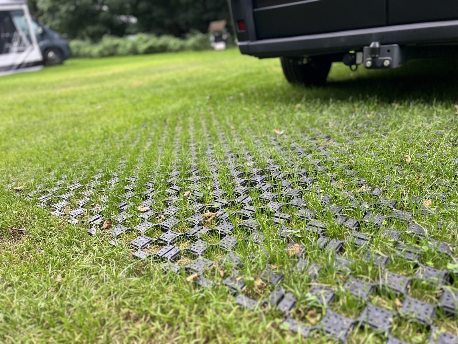 Terra-Grid E®35 kunststof grastegels op gras met auto