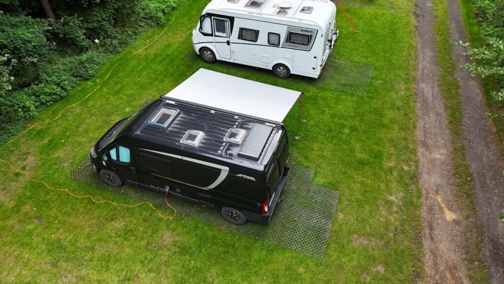 Terra grid kunststof grastegel met campers erop