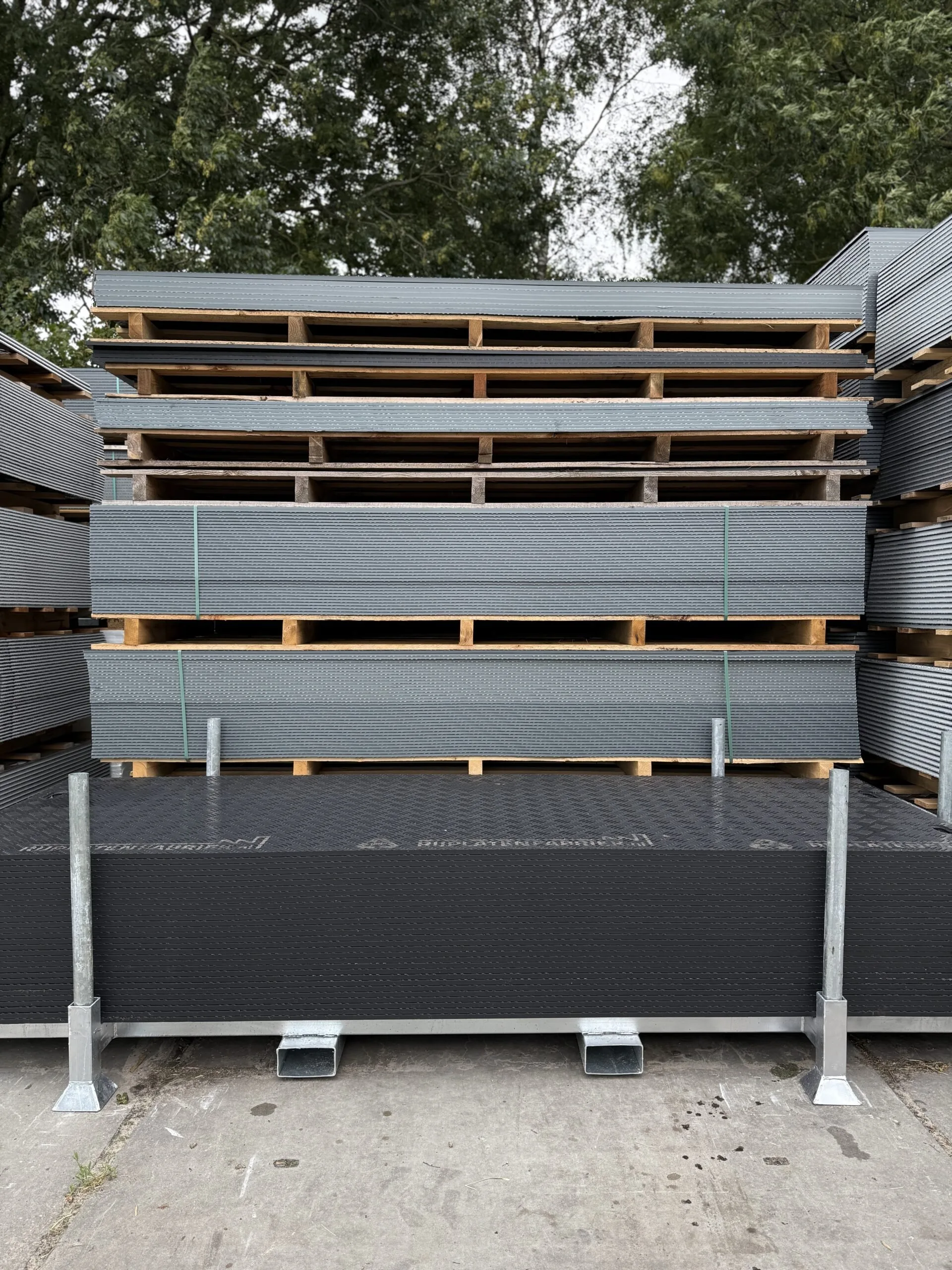 Kunststof rijplaten stapels