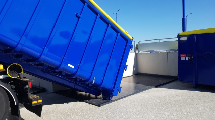 container vloer tegen wand aan met vrachtwagen aan het lossen