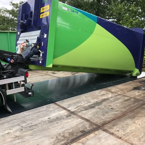 Containervloer bij milieustraat met container